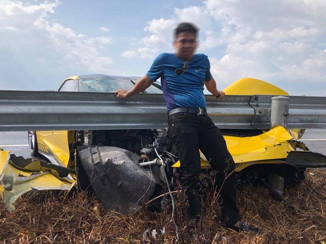 Siêu xe gặp tai nạn kinh hoàng: hành động của chủ xe khiến nhiều người phải bất ngờ-2