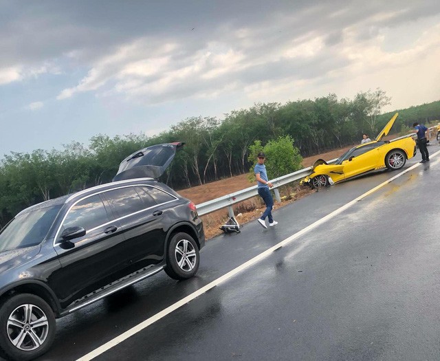 Siêu xe gặp tai nạn kinh hoàng: hành động của chủ xe khiến nhiều người phải bất ngờ-6