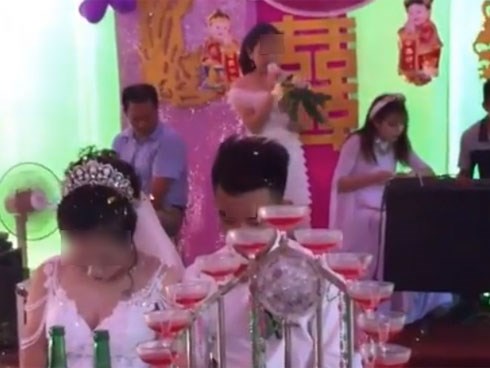 Cô gái bật khóc hát 