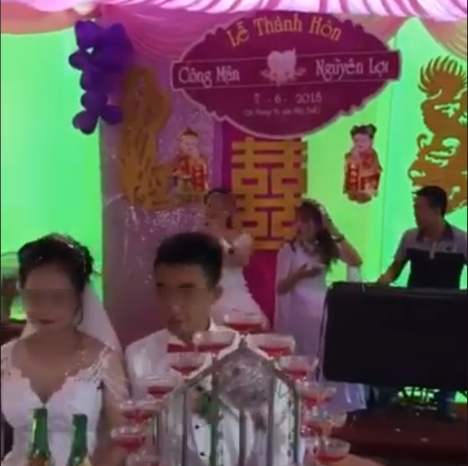 Cô gái bật khóc hát Kẻ phản bội trong đám cưới người yêu cũ, cô dâu chú rể ngồi dưới cười khúc khích-1