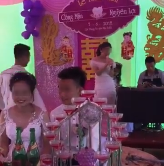 Cô gái bật khóc hát Kẻ phản bội trong đám cưới người yêu cũ, cô dâu chú rể ngồi dưới cười khúc khích-2