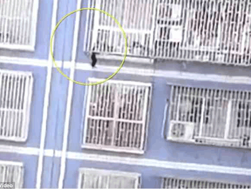 Lại xuất hiện thêm 1 Spider-Man tay không leo 5 tầng nhà để cứu em bé treo lơ lửng tại Trung Quốc