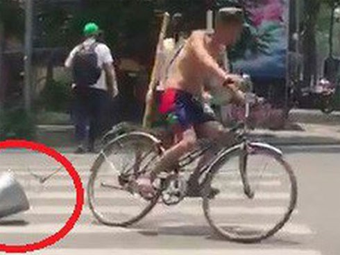 Hà Nội: Ông chú cởi trần buộc xô vào xe đạp phóng vòng quanh ngã tư giữa trời nắng gắt