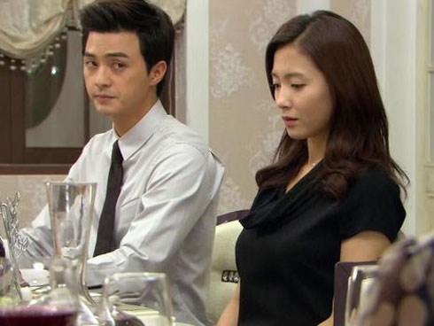 Lần đầu ra mắt, bạn gái không chịu rửa bát, ngồi rung đùi như sếp khiến cả nhà choáng váng