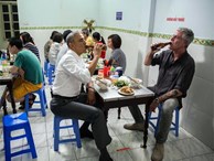 Đầu bếp nổi tiếng ăn bún chả cùng Tổng thống Obama ở Hà Nội vừa tự sát
