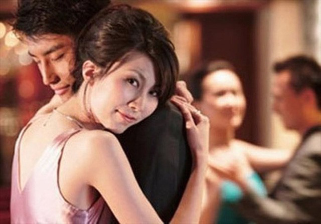 Ê chề cảnh chồng đưa bồ đi nghỉ mát, gặp vợ đưa trai đi tắm biển-1