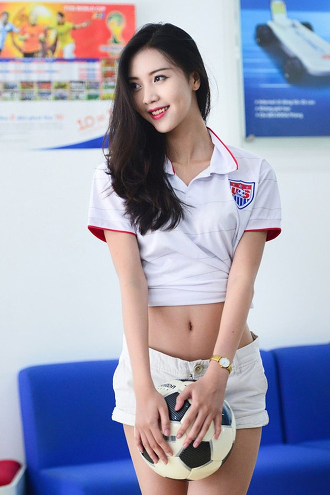 Hot girl Nóng cùng World Cup thay đổi ngoạn mục sau 4 năm-1