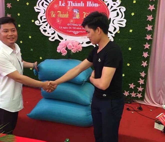 Chú rể Thanh Hoá được mừng cưới bằng 3 bao tải thóc-1
