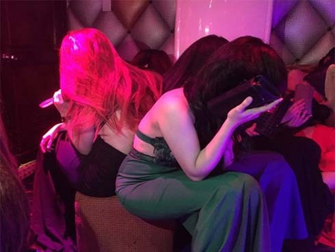 Đột kích nhiều điểm ăn chơi có hàng trăm nữ tiếp viên ăn mặc sexy