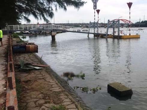 Đi dạo sáng cuối tuần, giật mình thấy thi thể người nổi lềnh bềnh trên sông