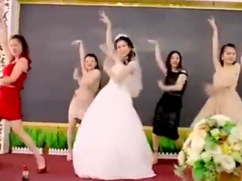 Cô dâu xinh đẹp quẩy tưng bừng trong đám cưới cùng hội bạn thân