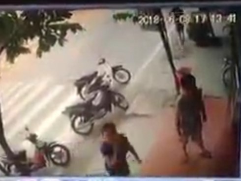 Nhóm côn đồ truy sát khiến 2 cha con phải nhập viện cấp cứu