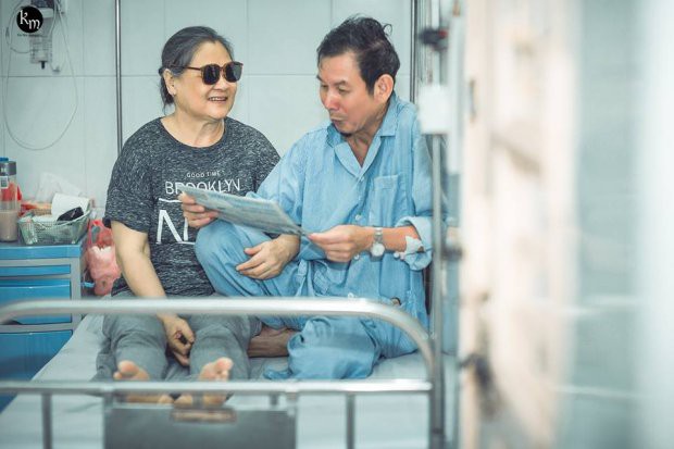 Bộ ảnh chồng nằm thở bình oxy vẫn cố chăm sóc người vợ mù hàng ngày ở bên động viên khiến nhiều người cay mắt-5