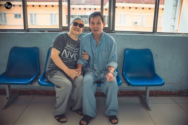 Bộ ảnh chồng nằm thở bình oxy vẫn cố chăm sóc người vợ mù hàng ngày ở bên động viên khiến nhiều người cay mắt-8