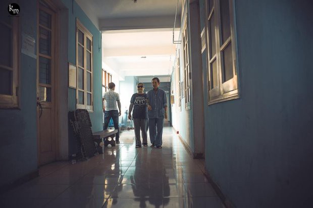 Bộ ảnh chồng nằm thở bình oxy vẫn cố chăm sóc người vợ mù hàng ngày ở bên động viên khiến nhiều người cay mắt-9