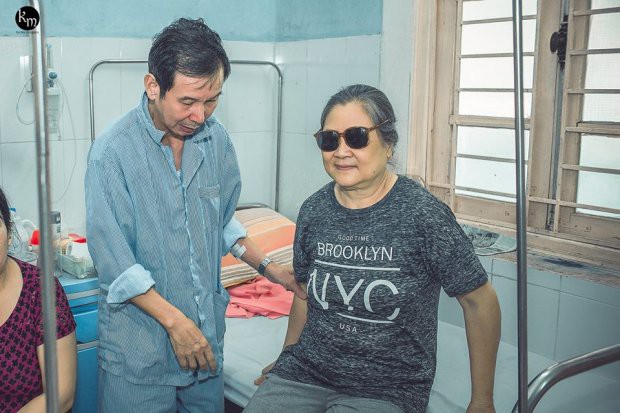 Bộ ảnh chồng nằm thở bình oxy vẫn cố chăm sóc người vợ mù hàng ngày ở bên động viên khiến nhiều người cay mắt-10