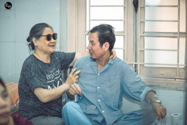 Bộ ảnh chồng nằm thở bình oxy vẫn cố chăm sóc người vợ mù hàng ngày ở bên động viên khiến nhiều người cay mắt-11