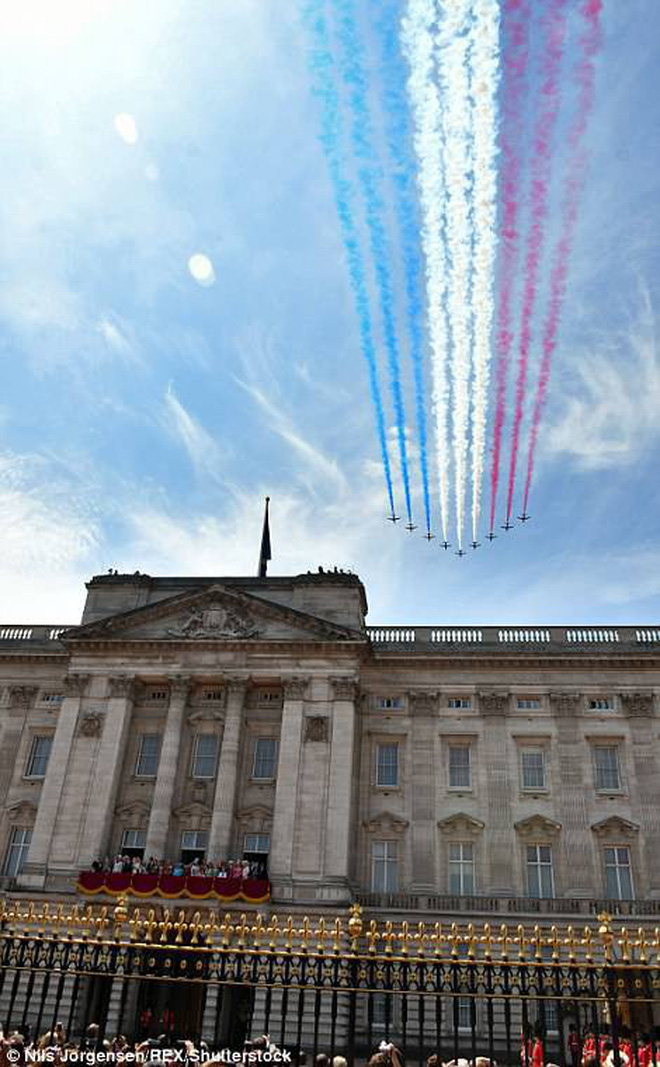 Ai cũng thắc mắc tại sao gần đây Nữ hoàng Anh liên tục đeo kính râm, thì ra là vì lý do này đây-7