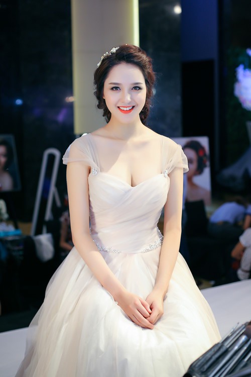Sự trùng hợp đến khó tin trong chuyện đời tư của top 3 Hoa hậu Việt Nam 2012-10