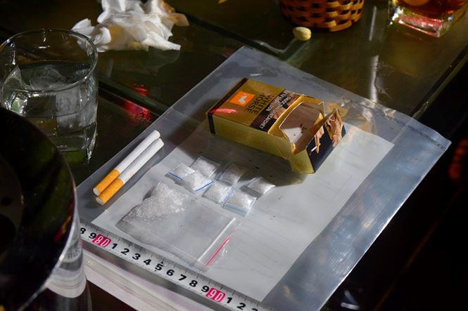 Đột kích quán bar, phát hiện trăm khách xem 3 vũ công mặc sexy múa cột-3