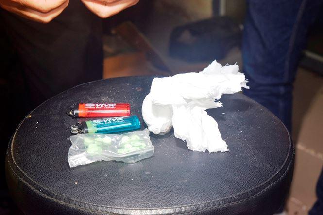 Đột kích quán bar, phát hiện trăm khách xem 3 vũ công mặc sexy múa cột-4