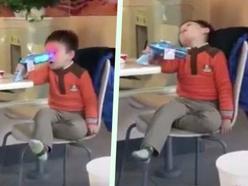 10 giây lên hình, bé trai khiến dân mạng