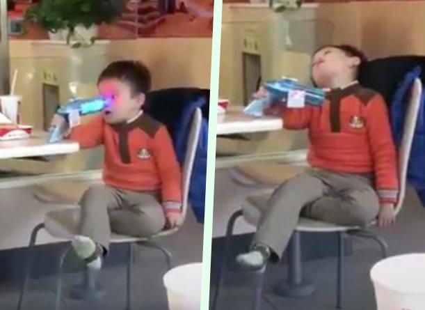 10 giây lên hình, bé trai khiến dân mạng cười bò đặt cho danh hiệu thánh diễn sâu-1