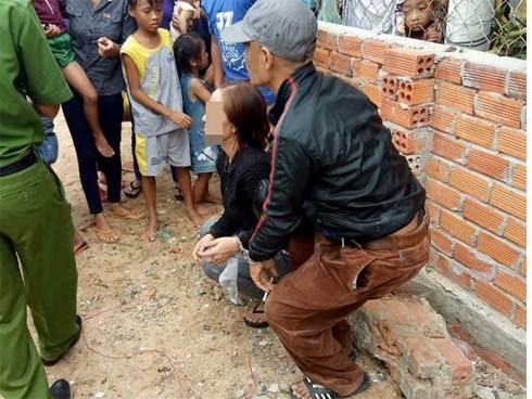 Người dân vây bắt cặp vợ chồng đi bốc thuốc nghi bắt cóc trẻ em, kiểm tra cốp xe phát hiện kẹo nhiều màu