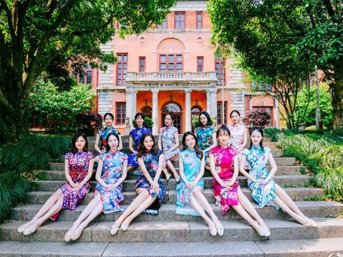 Kỷ yếu lớp nhà người ta: Nguyên một dàn gái xinh cao trên 1m7, điểm IELTS 8.0!