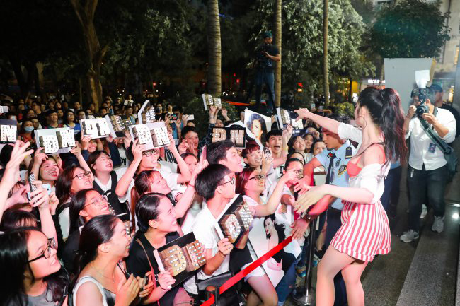 Thánh nữ Mì Gõ, Thanh Bi đua nhau diện áo hở nửa bầu ngực-23