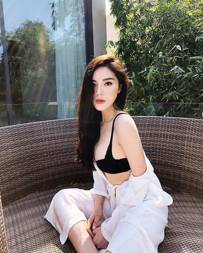 Thánh nữ Mì Gõ, Thanh Bi đua nhau diện áo hở nửa bầu ngực-6