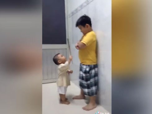 Cầm roi như người lớn, em nhỏ thay mẹ đánh chừa anh hư