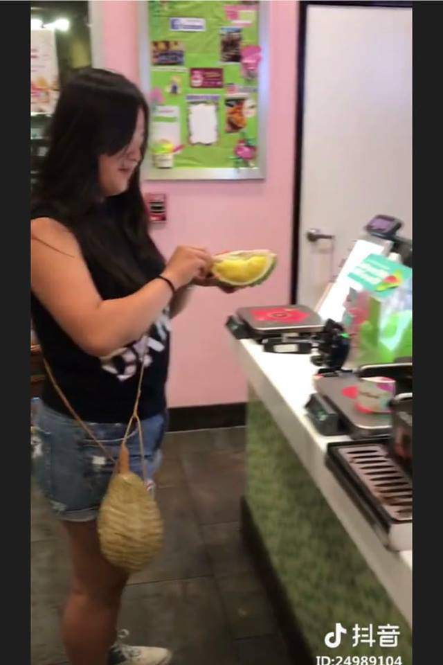 Dân mạng ngã ngửa khi thấy cô gái đeo sầu riêng làm túi xách và cái kết bất ngờ-3