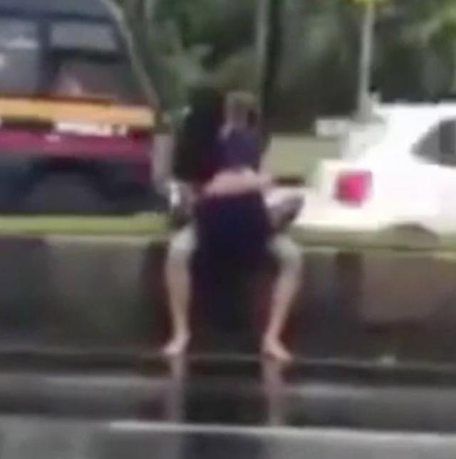 Cặp đôi mây mưa giữa đường trăm người qua lại, bị cảnh sát bắt vẫn chối chỉ đang hôn nhau-1