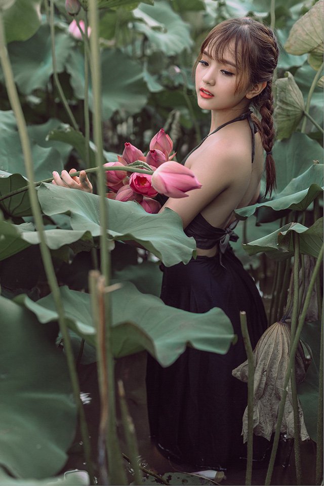 Ngắm vẻ đẹp xuân thì của thiếu nữ tuổi 18 bên đầm sen-9