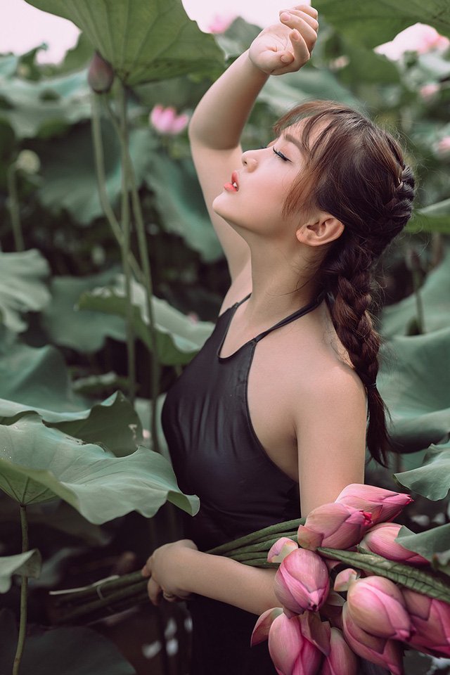 Ngắm vẻ đẹp xuân thì của thiếu nữ tuổi 18 bên đầm sen-10