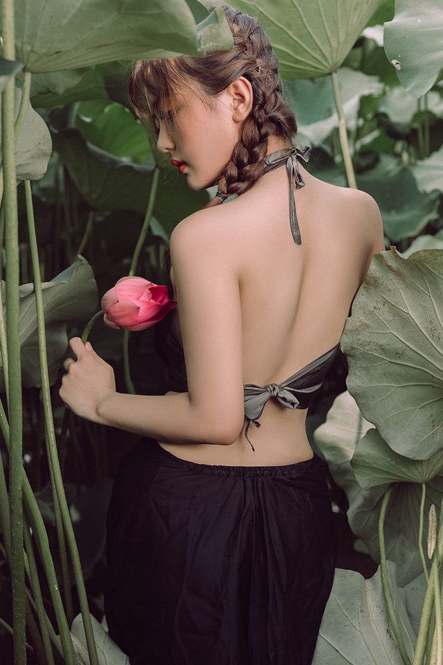 Ngắm vẻ đẹp xuân thì của thiếu nữ tuổi 18 bên đầm sen-11