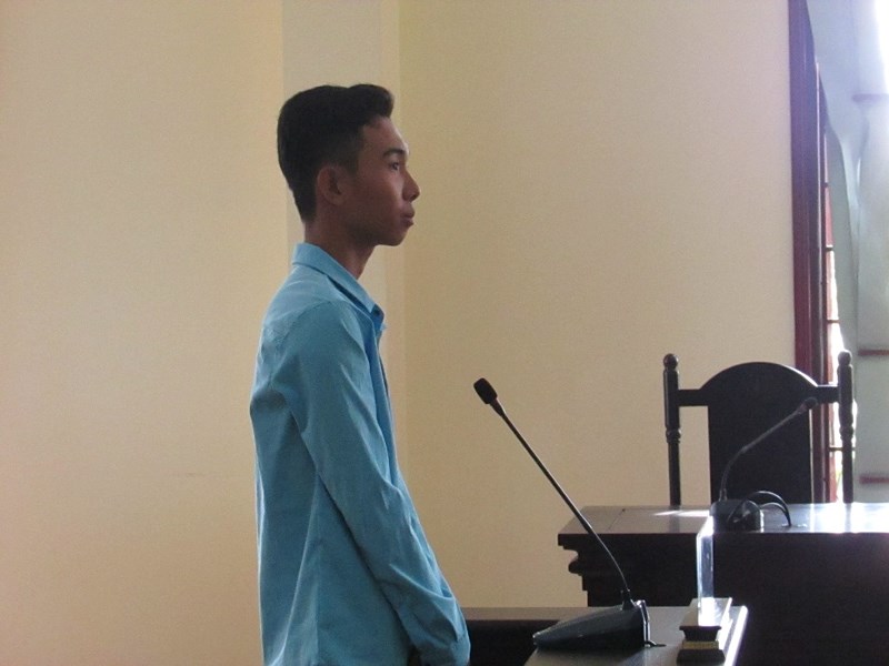 Thanh niên trợn mắt ép học sinh bỏ tiền vô... ống heo-1