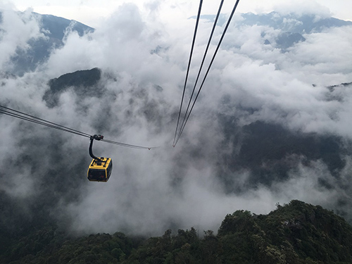 Hà Nội nóng 37 độ, du khách lên Fansipan mặc áo ấm-4