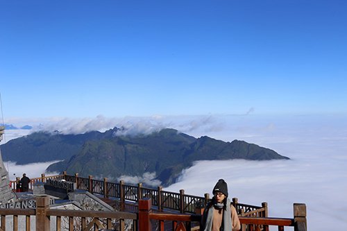 Hà Nội nóng 37 độ, du khách lên Fansipan mặc áo ấm-5