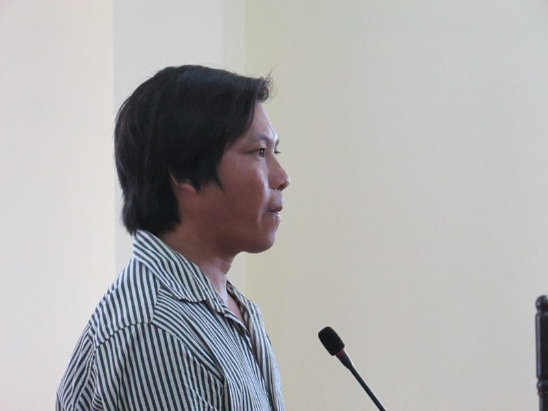 Lãnh 3 năm tù vì vừa chạy xe vừa hiếu kỳ xem tai nạn-1