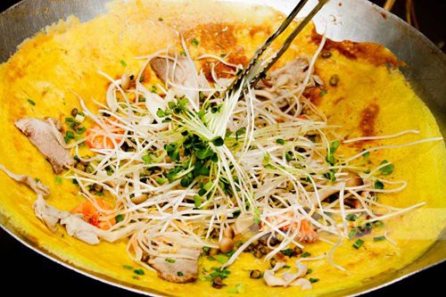 Thưởng thức bánh xèo thơm ngon giòn tan dịp cuối tuần-2