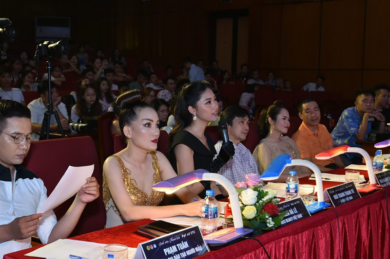 Á hậu Thanh Tú thanh lịch như công nương đi làm giám khảo-6