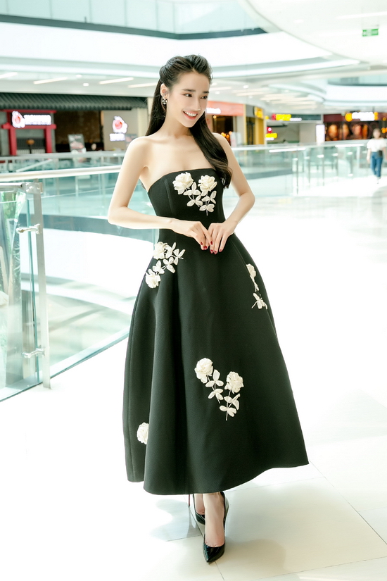Nhã Phương diện đầm quây khoe vai trần quyến rũ-1