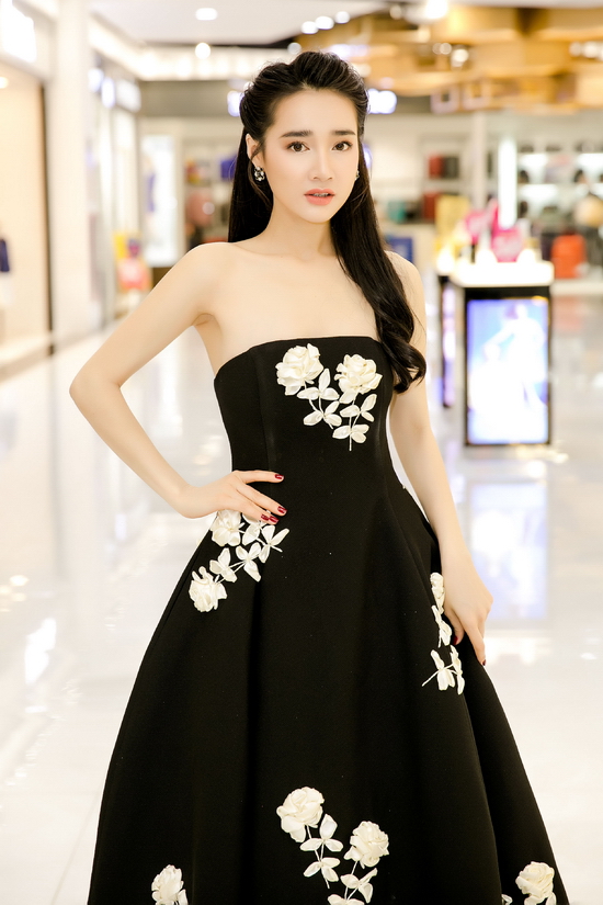 Nhã Phương diện đầm quây khoe vai trần quyến rũ-5