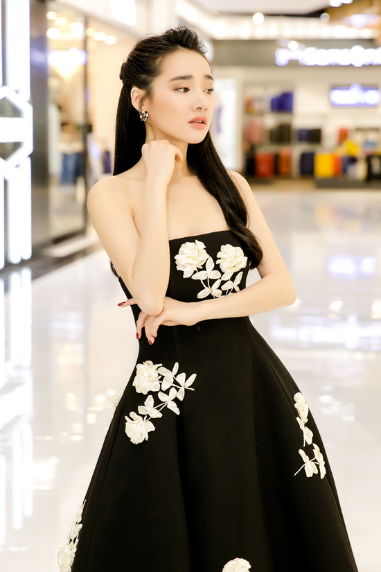 Nhã Phương diện đầm quây khoe vai trần quyến rũ-7