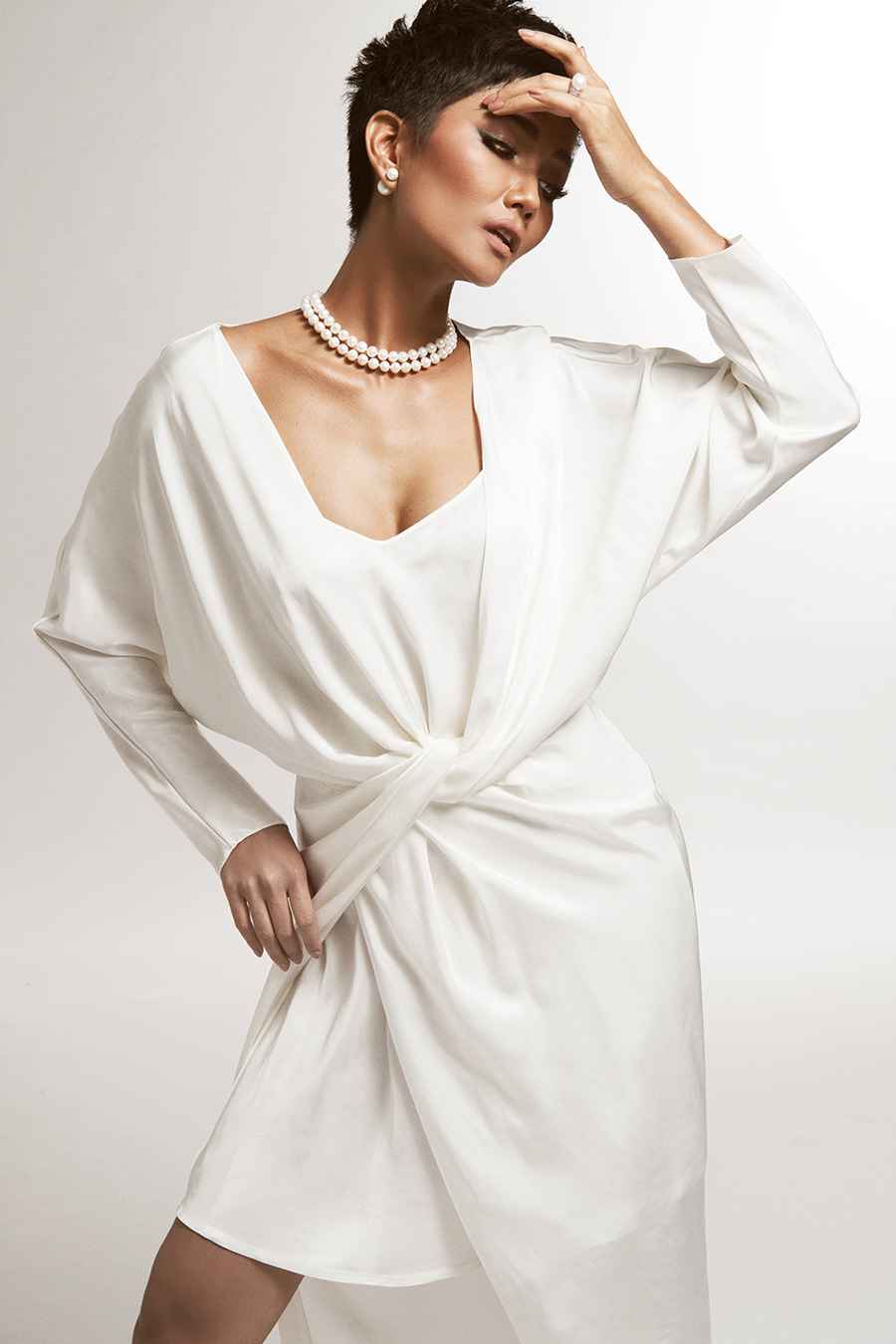 H’Hen Niê quyến rũ vô cùng với gam màu tương phản-3