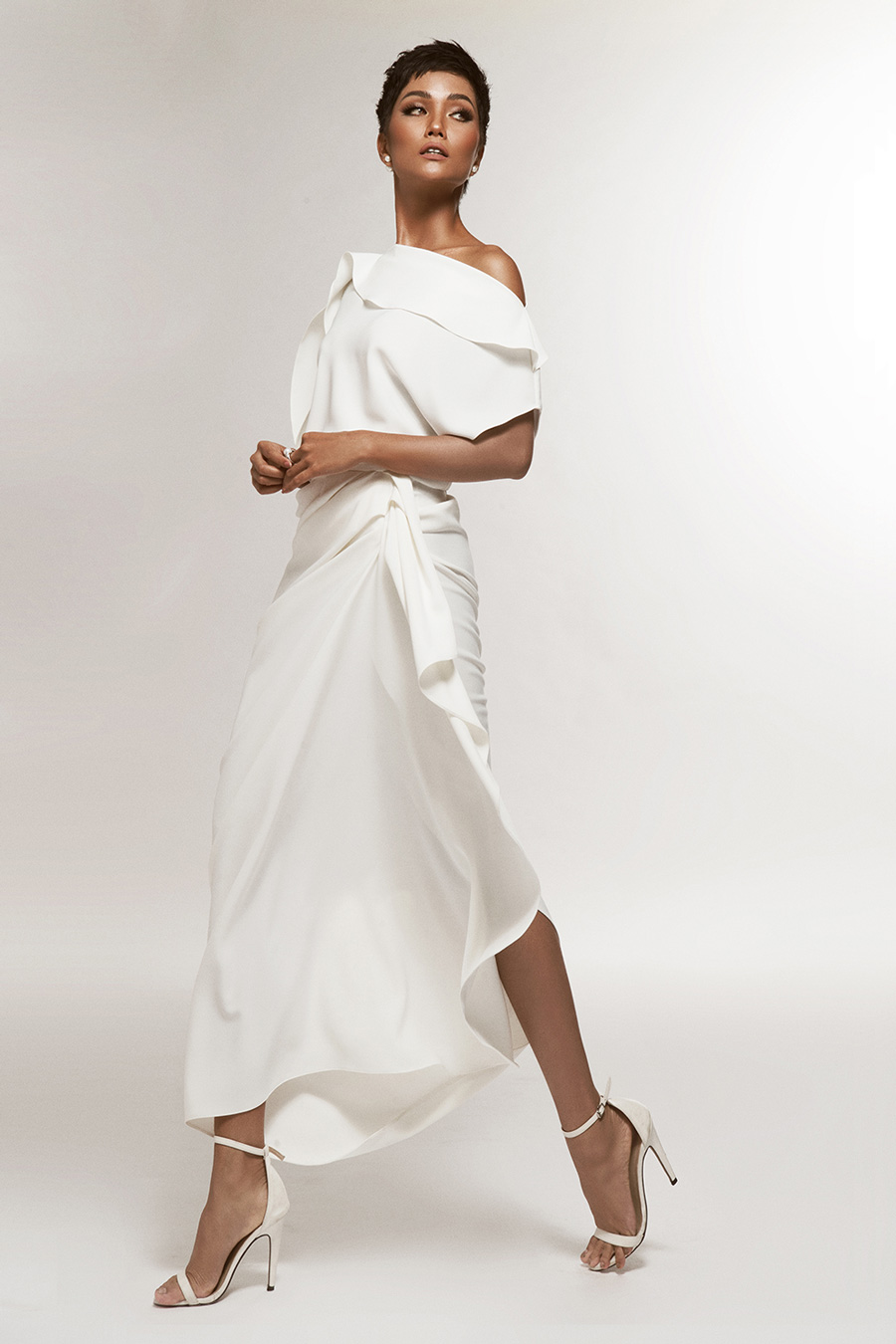 H’Hen Niê quyến rũ vô cùng với gam màu tương phản-4