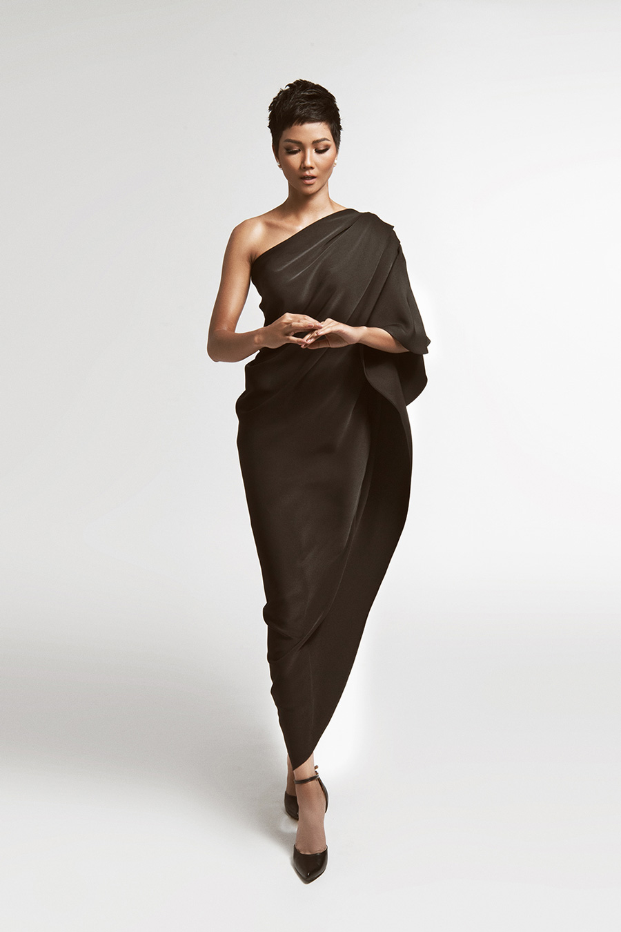 H’Hen Niê quyến rũ vô cùng với gam màu tương phản-7