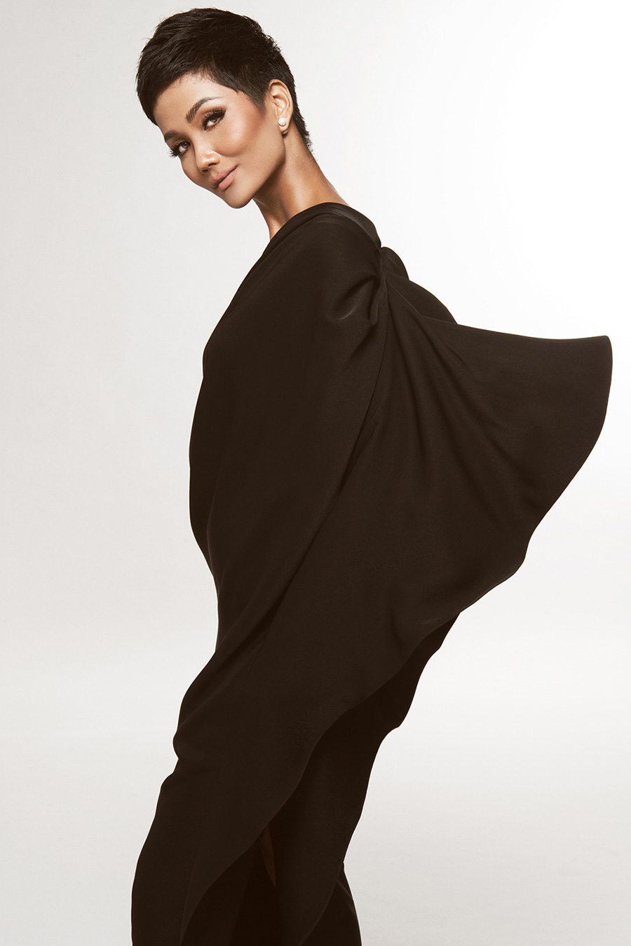 H’Hen Niê quyến rũ vô cùng với gam màu tương phản-8